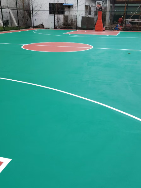 新华 球场长期使用易出现地面开裂